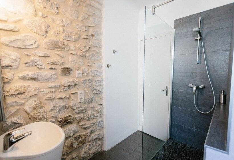 חדר סטנדרט לשלושה, La Caravelle