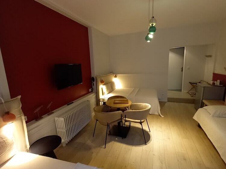 חדר משפחתי, La Caravelle