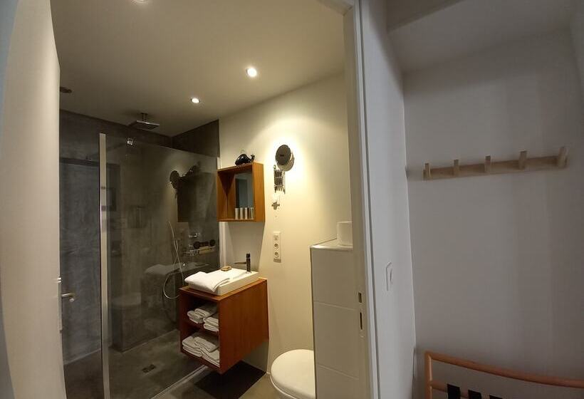 חדר משפחתי, La Caravelle