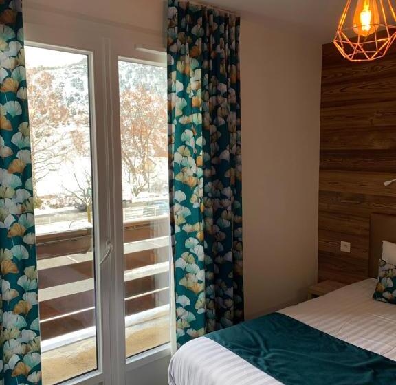 Четырехместный Номер Стандарт, Lacour