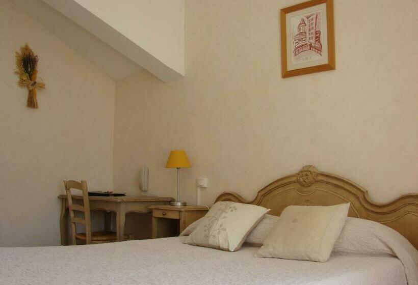 חדר קלאסי לשלושה, Hôtel Le Siècle