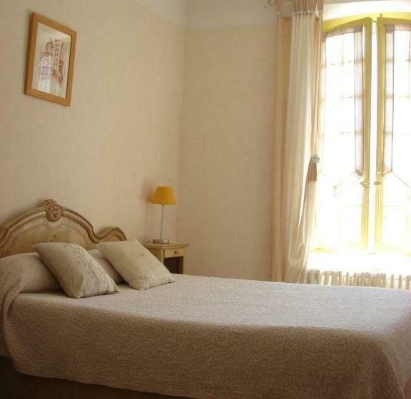 חדר קלאסי לשלושה, Hôtel Le Siècle