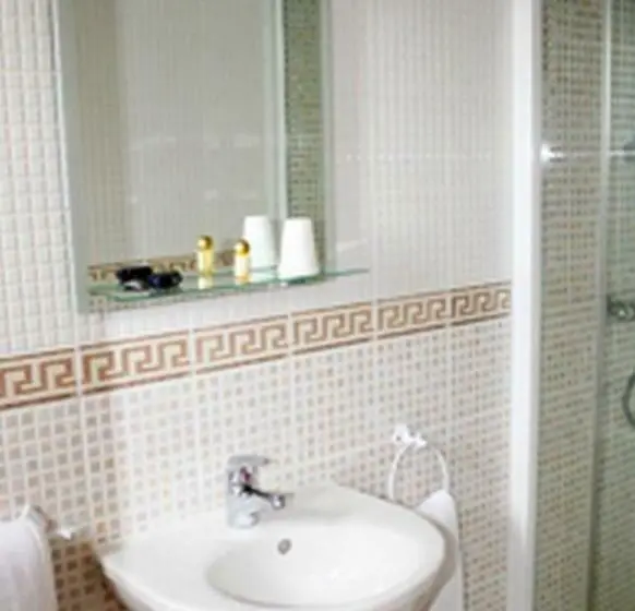 Standard Neljän Hengen Huone, La Maison Blanche