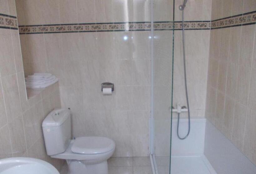 חדר סטנדרט לשלושה, Marcellin