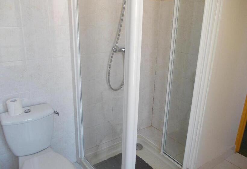 חדר סטנדרט לשלושה, Marcellin