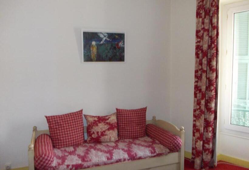 חדר סטנדרט לשלושה, Marcellin