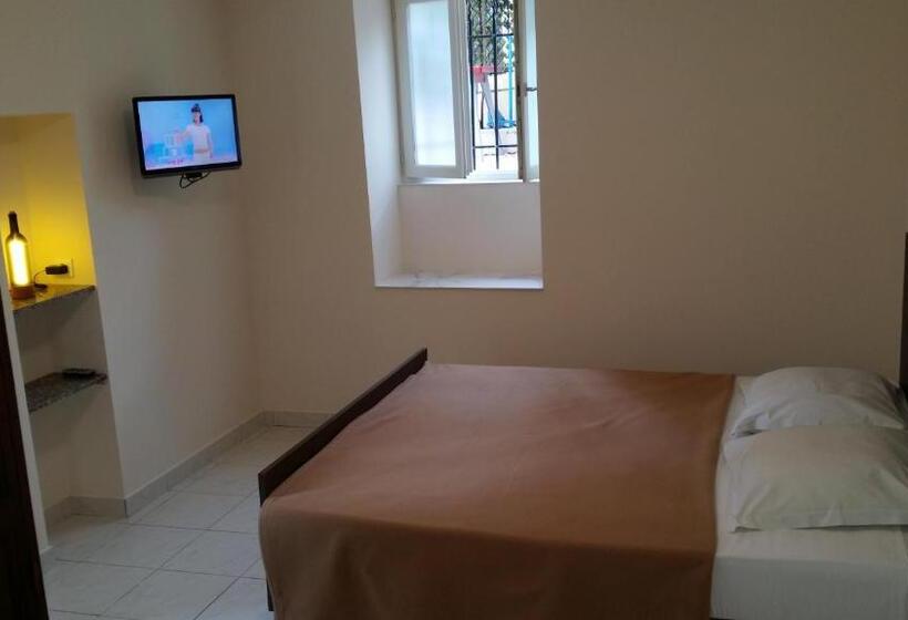 דירת שני חדרים, Marcellin