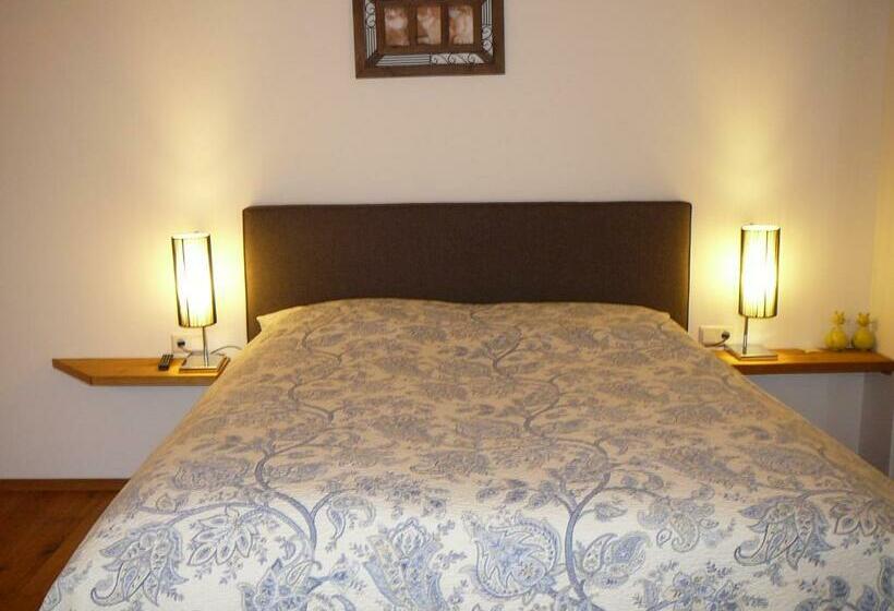 Quarto Triplo Standard com Balcão, Rooster Bnb American Style Boutique Haus   Made With Love!