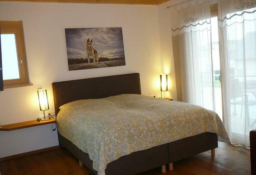 חדר לארבעה סטנדרטי עם מרפסת, Rooster Bnb American Style Boutique Haus   Made With Love!