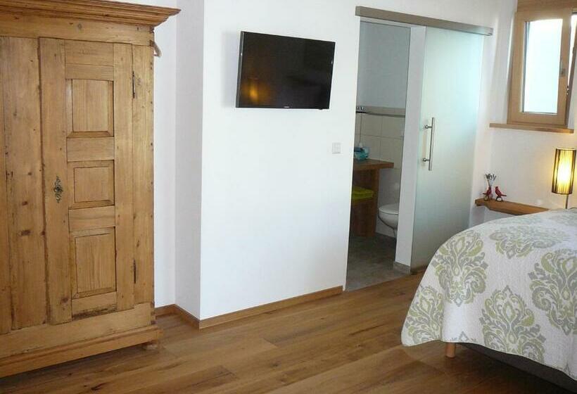 Quarto Quádruplo Standard, Rooster Bnb American Style Boutique Haus   Made With Love!