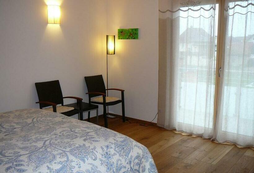 Quarto Triplo Standard com Balcão, Rooster Bnb American Style Boutique Haus   Made With Love!