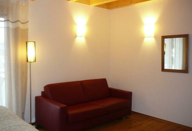 Quarto Quádruplo Standard, Rooster Bnb American Style Boutique Haus   Made With Love!