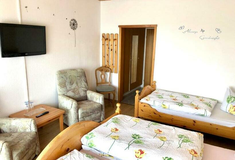 Quarto Triplo Standart, Charlott