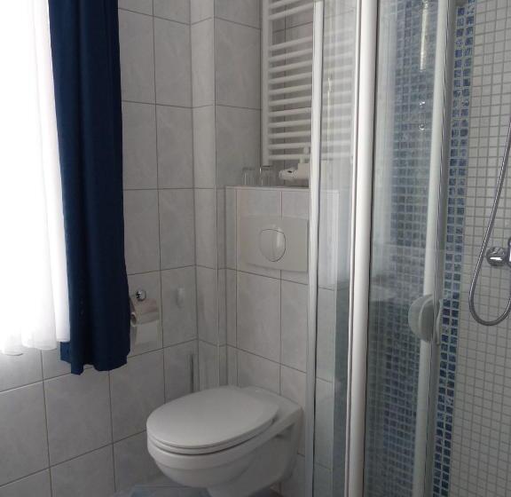 غرفة عائلية, Friedchen Mit Eigener Fleischerei