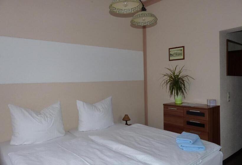 غرفة عائلية, Friedchen Mit Eigener Fleischerei