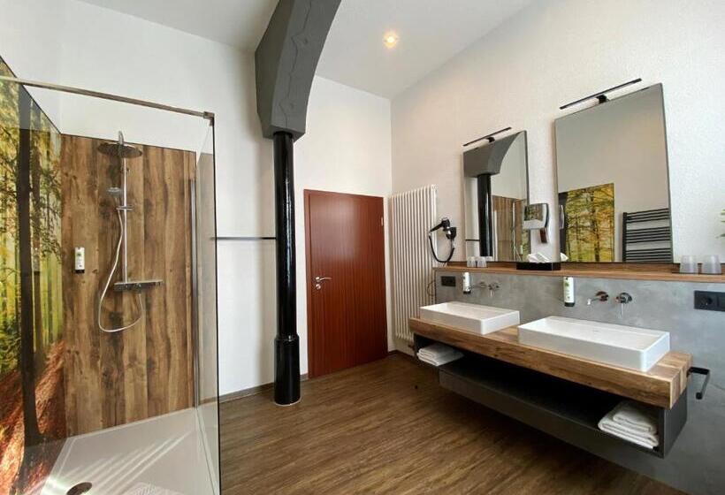 جناح عائلي, Friedchen Mit Eigener Fleischerei