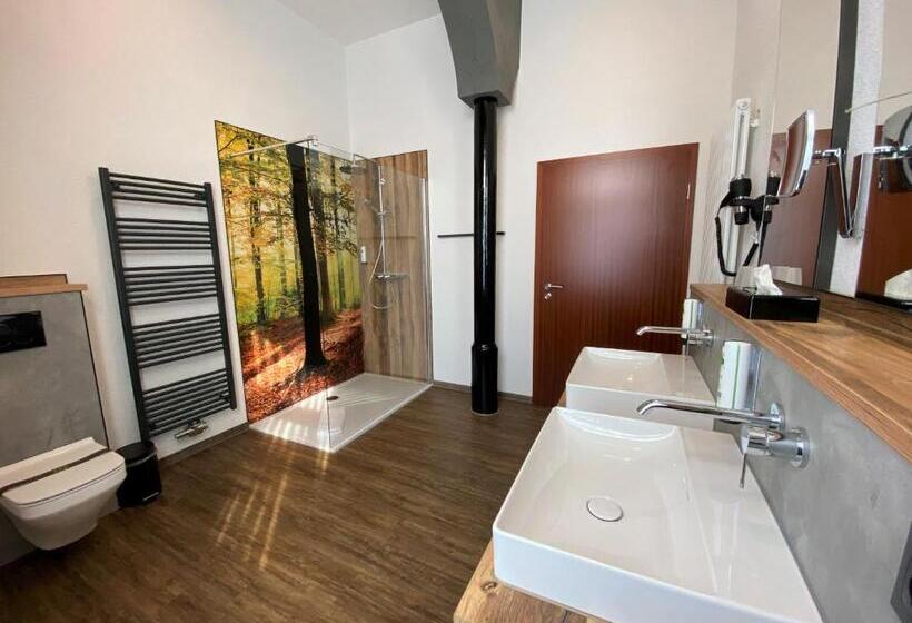 جناح عائلي, Friedchen Mit Eigener Fleischerei