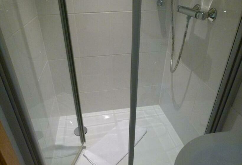 اتاق استاندارد یک نفره, Holzhauer