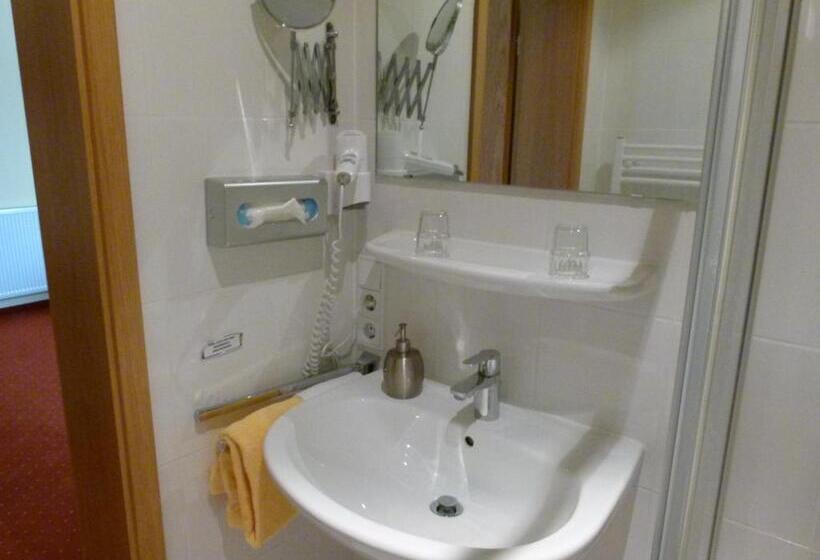 اتاق خانوادگی, Holzhauer