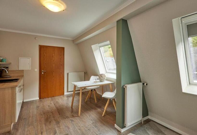 Family Suite, Mayer S Wein