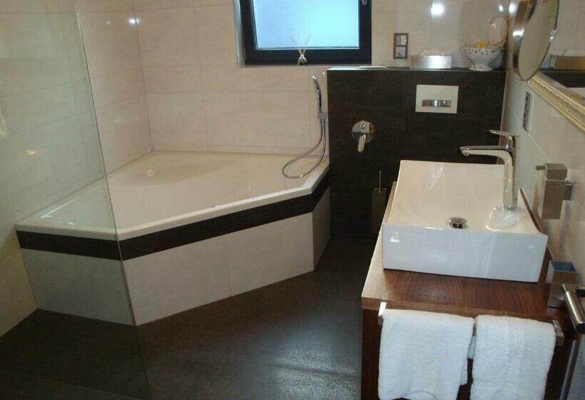 디럭스 주니어 스위트, Zeitzeichen