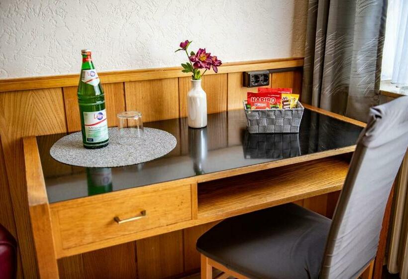 标准单人间, Zur Aue