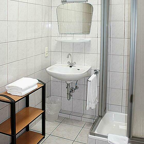 标准单人间, Zur Aue