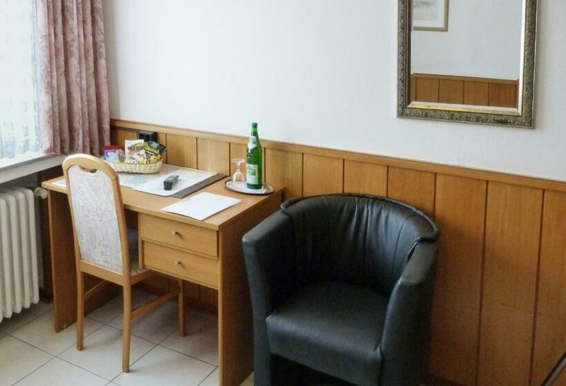 标准单人间, Zur Aue