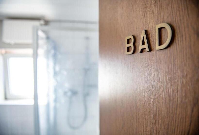 带共用浴室的标准房间, Zur Aue