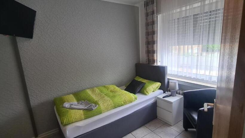 标准单人间, Zur Aue