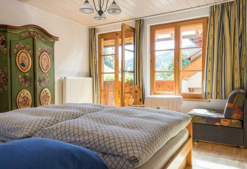 Perhehuone, Suzanne's B&b & Gardens