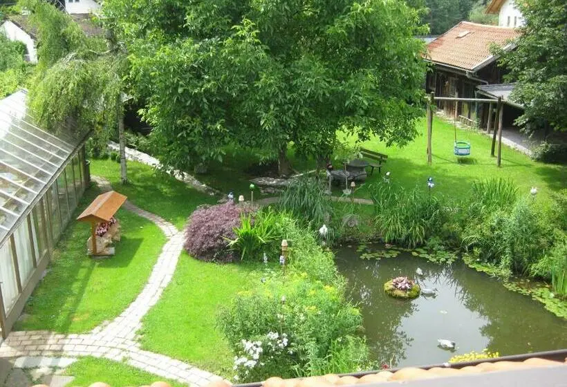 Perhehuone, Suzanne's B&b & Gardens