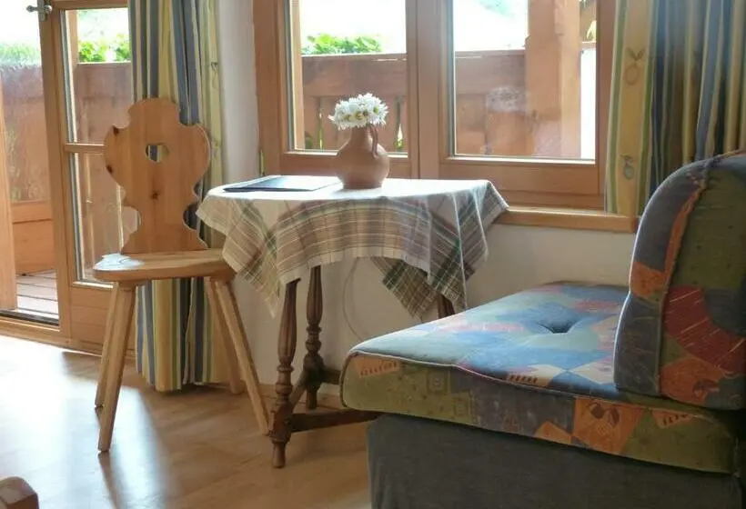 Perhehuone, Suzanne's B&b & Gardens