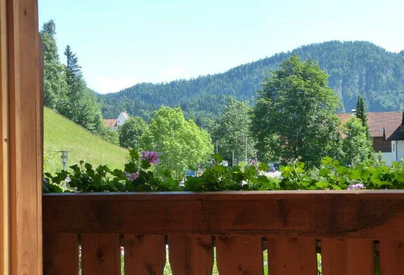 اتاق خانوادگی, Suzanne's B&b & Gardens