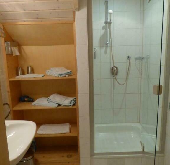 اتاق خانوادگی, Suzanne's B&b & Gardens