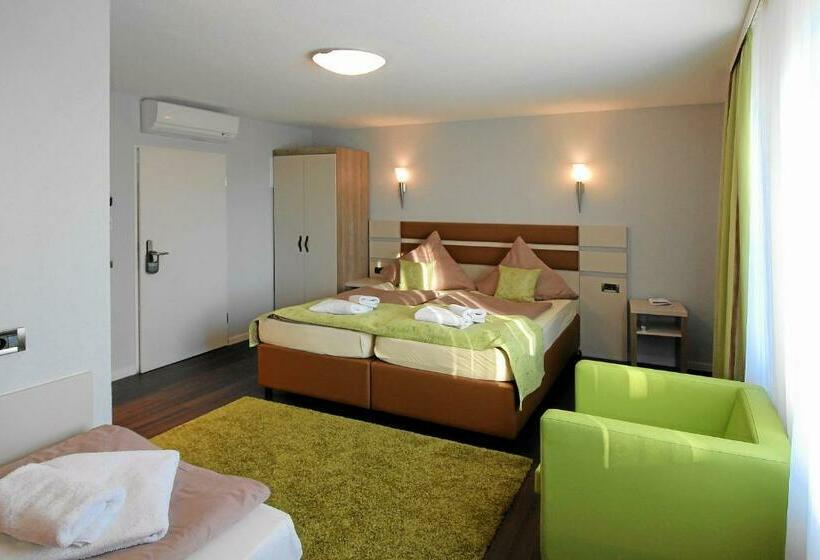 舒适三人间, Restaurant Axion