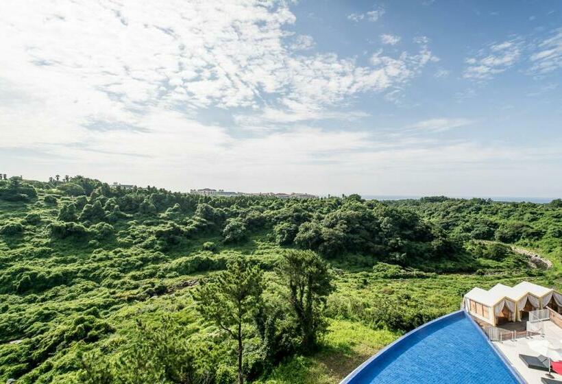 プールの見えるデラックスルーム, Hidden Cliff Hotel And Nature