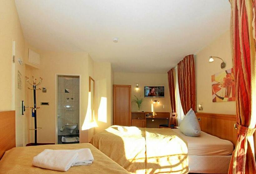 基本三人间, Restaurant Axion