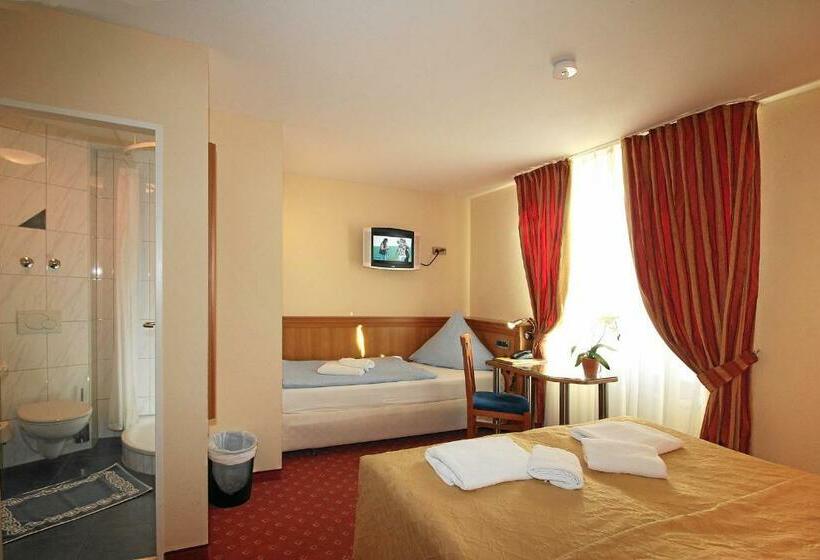 基本三人间, Restaurant Axion