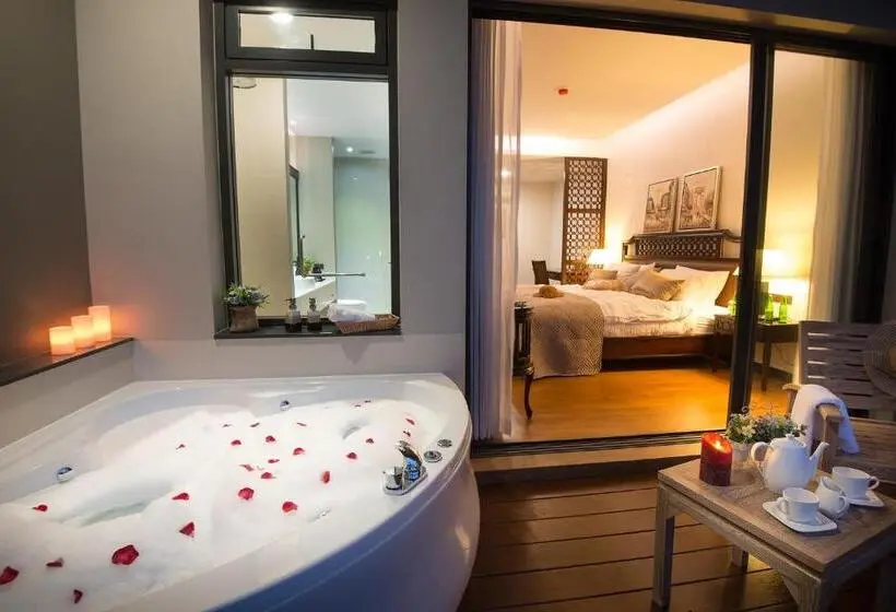 スイート, Rimnaam Klangchan Hotel   Sha Plus