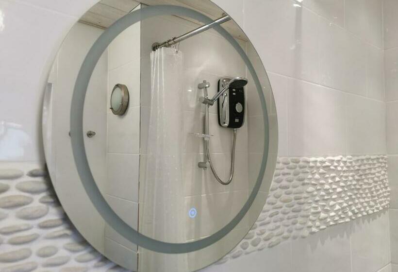 디럭스 룸 킹사이즈 침대, Anchoragewells Next The Sea