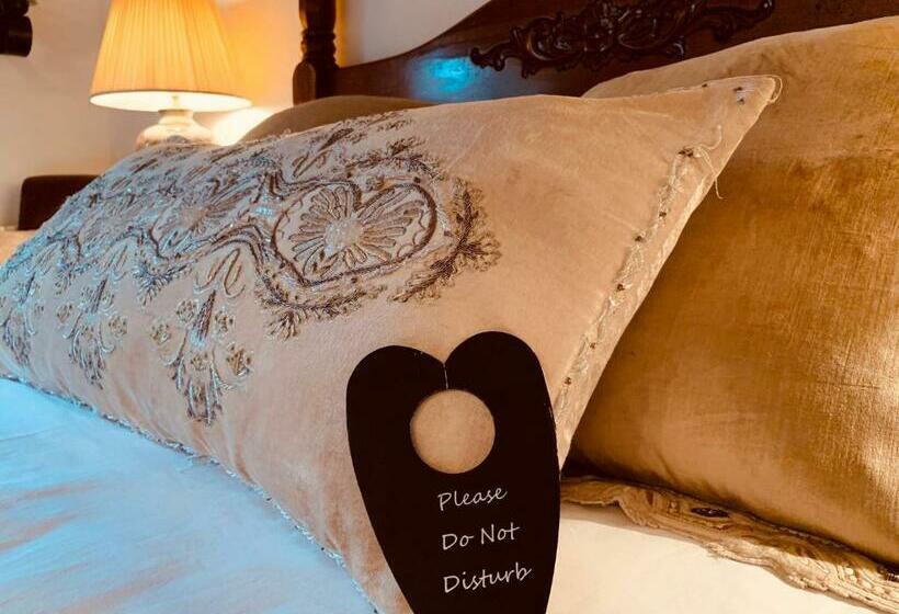 Номер Deluxe, Busfeild Arms