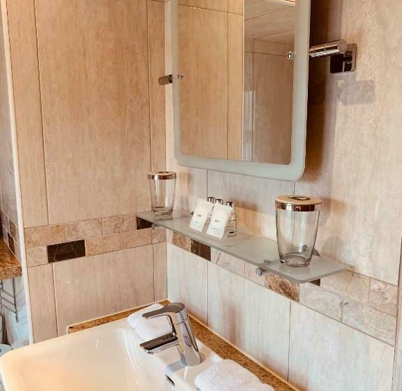 Номер Deluxe, Busfeild Arms