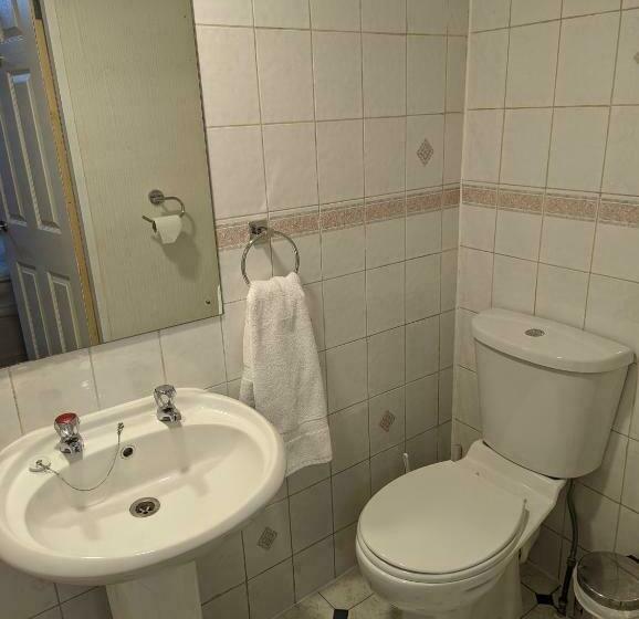 اتاق خانوادگی, The Stafford