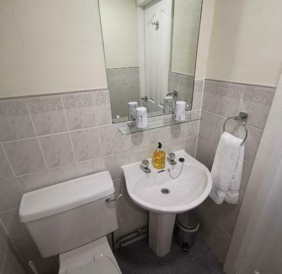 اتاق خانوادگی, The Stafford