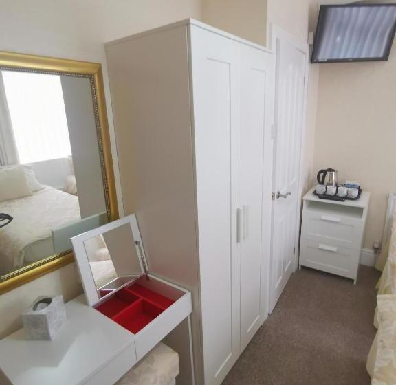 اتاق خانوادگی, The Stafford