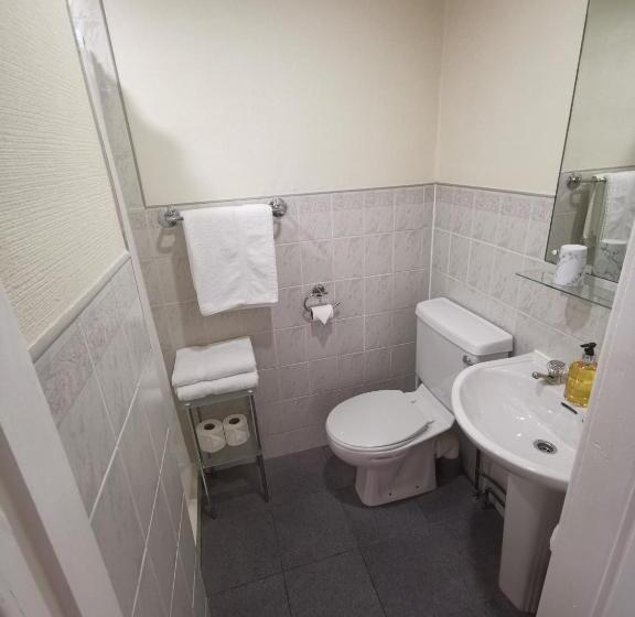 اتاق خانوادگی, The Stafford