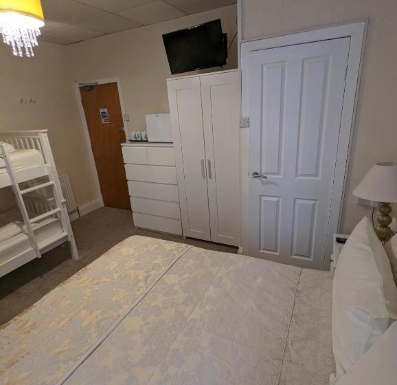 اتاق خانوادگی, The Stafford