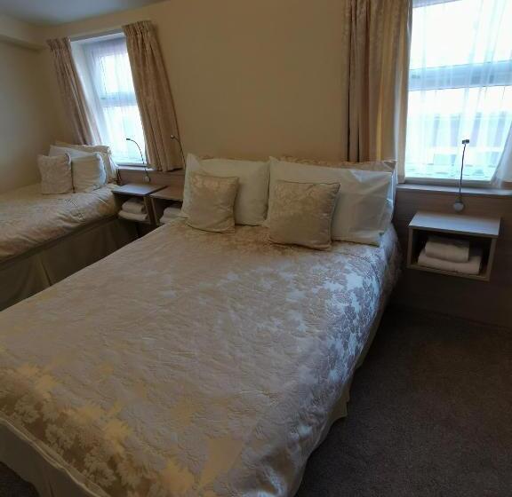 اتاق استاندارد سه نفره, The Stafford