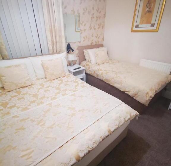 اتاق استاندارد سه نفره, The Stafford